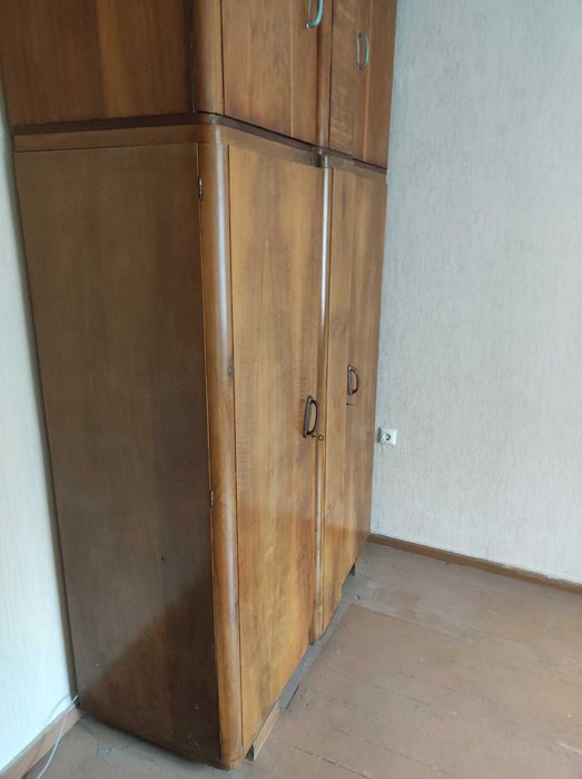 Продавам старинен гардероб и столове