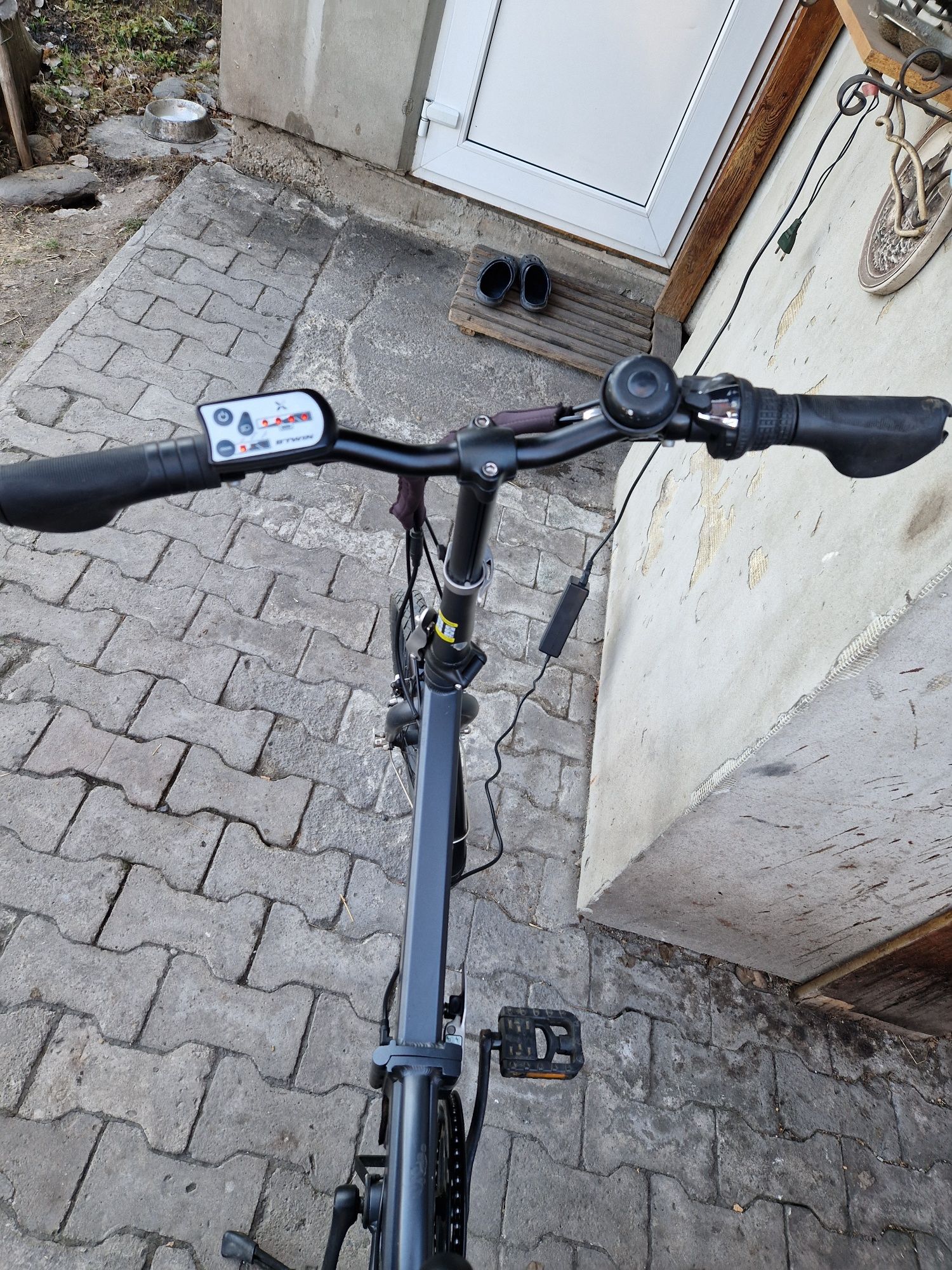 Bicicletă semi electrică
