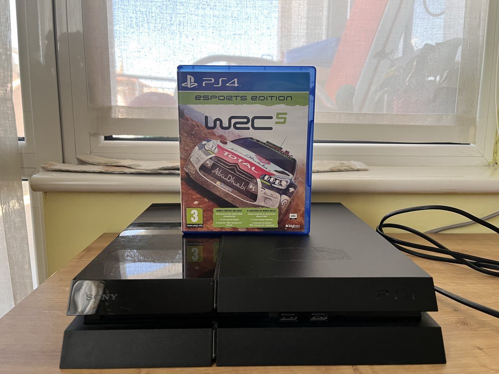 PlayStation 4 + подарък