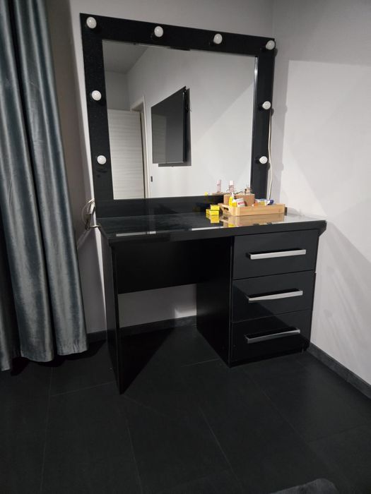 Masuta make-up cu lumini