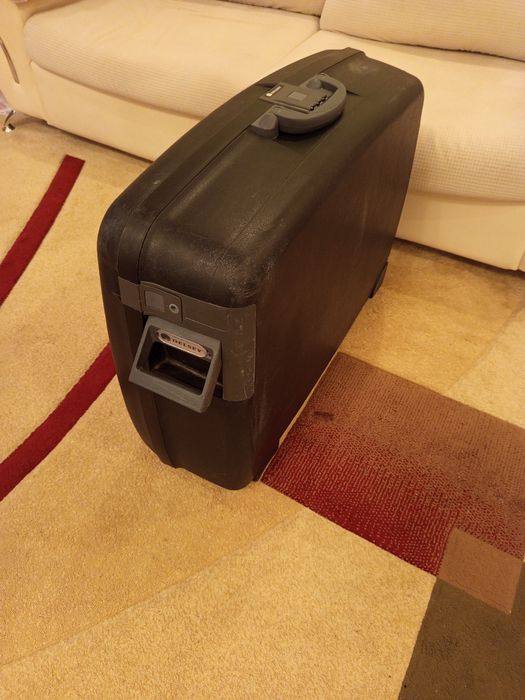 Продаётся . Чемодан .