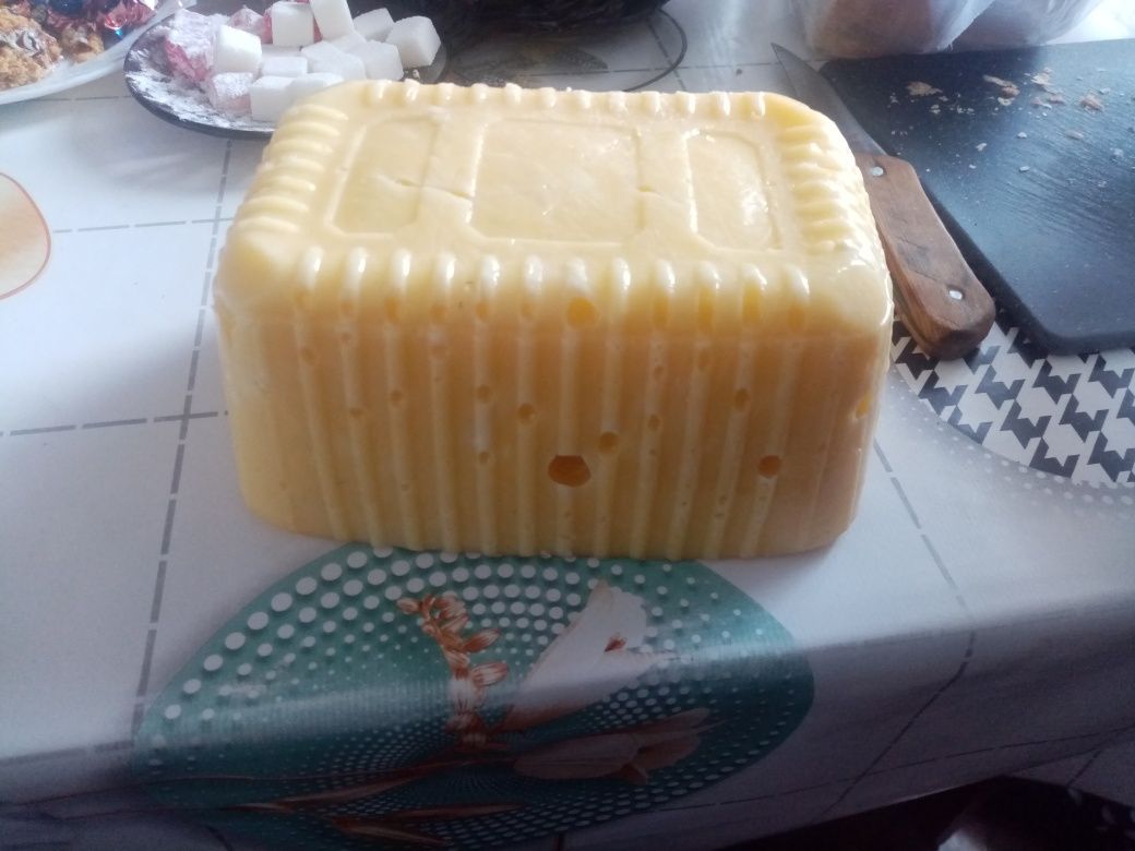 Сыр домашний прям домашний мамка сама готовит.
