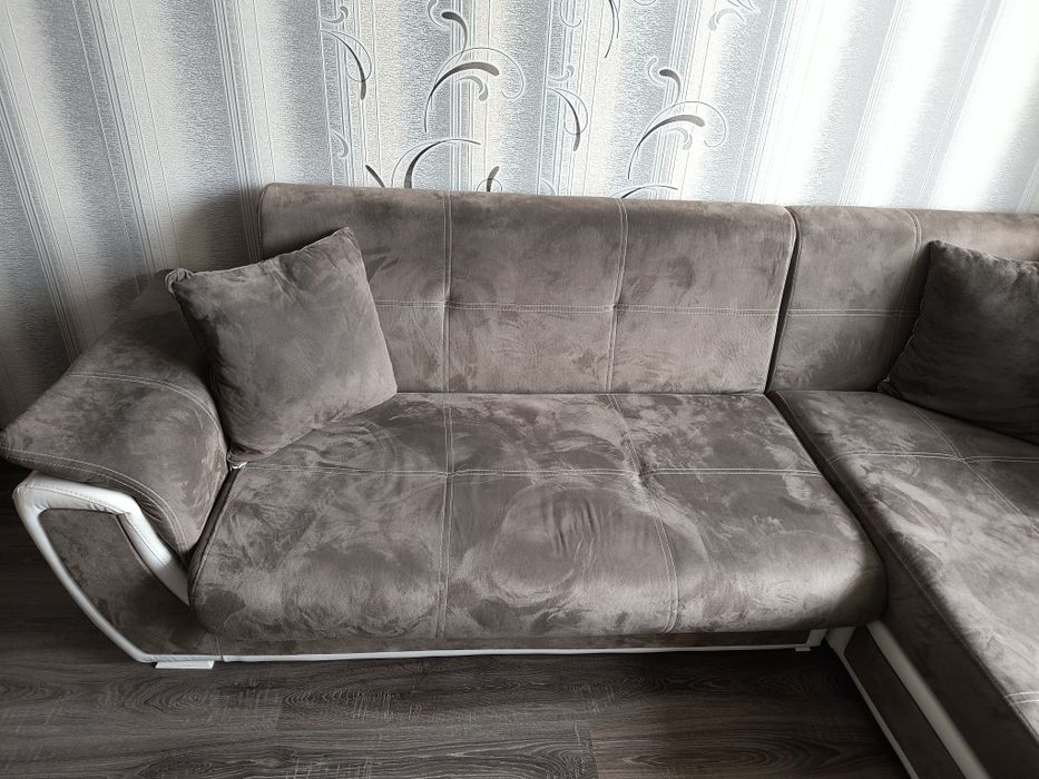 Десен ъглов диван