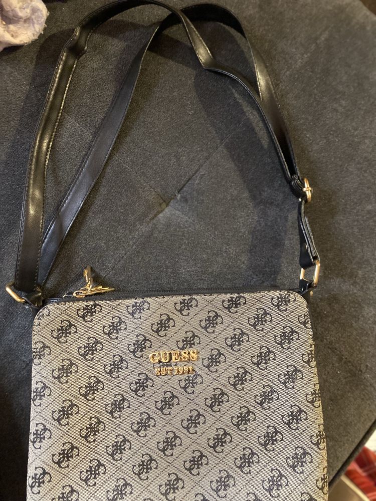 Дамска чанта guess