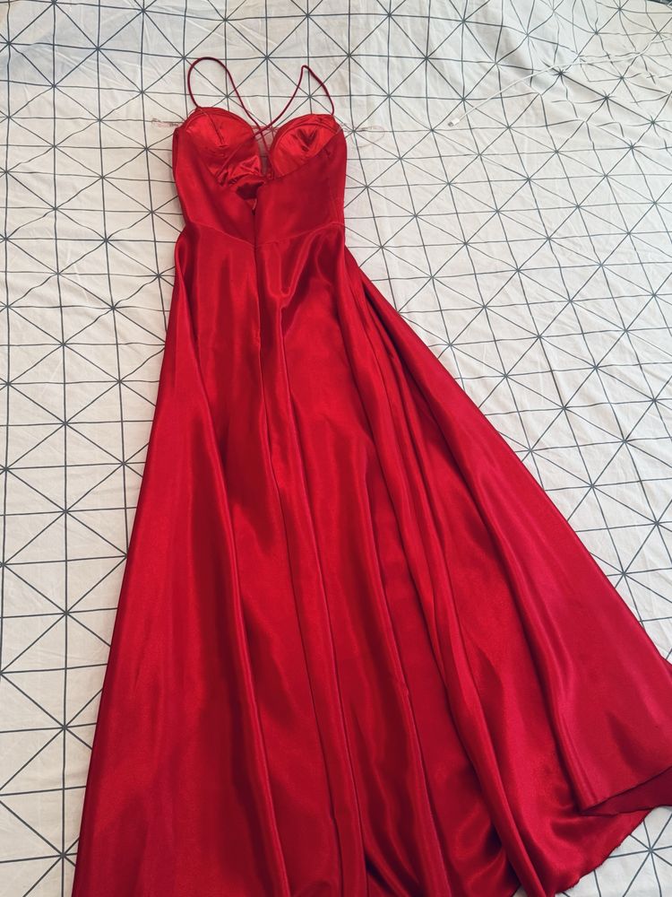 Червена, официална рокля