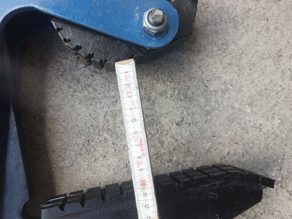 Clesti pentru tuburi de beton