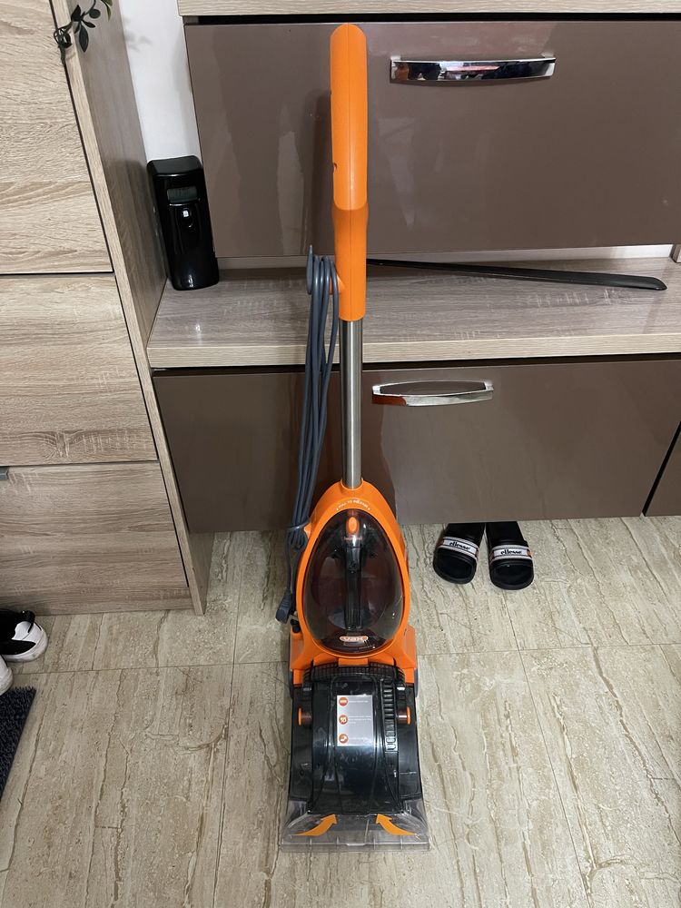 Aspirator cu fir ,carucior pentru livrari .Pretul este negociabil .