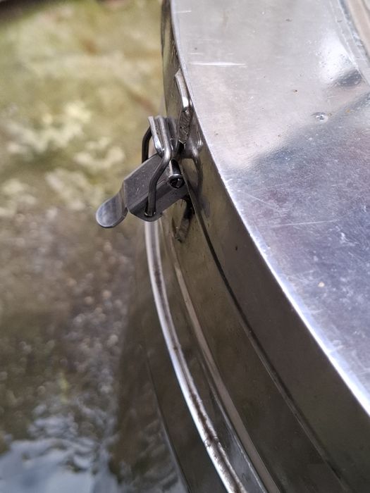 Vand doua butoaie de inox cu capac  200l