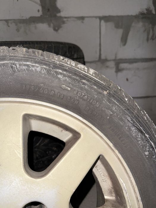 Vand anvelope 175/60 R14 de vară.