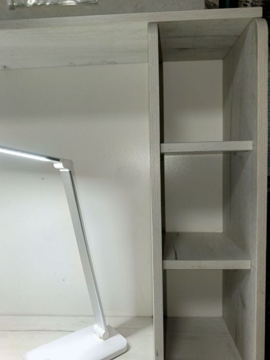 Письменный стол.