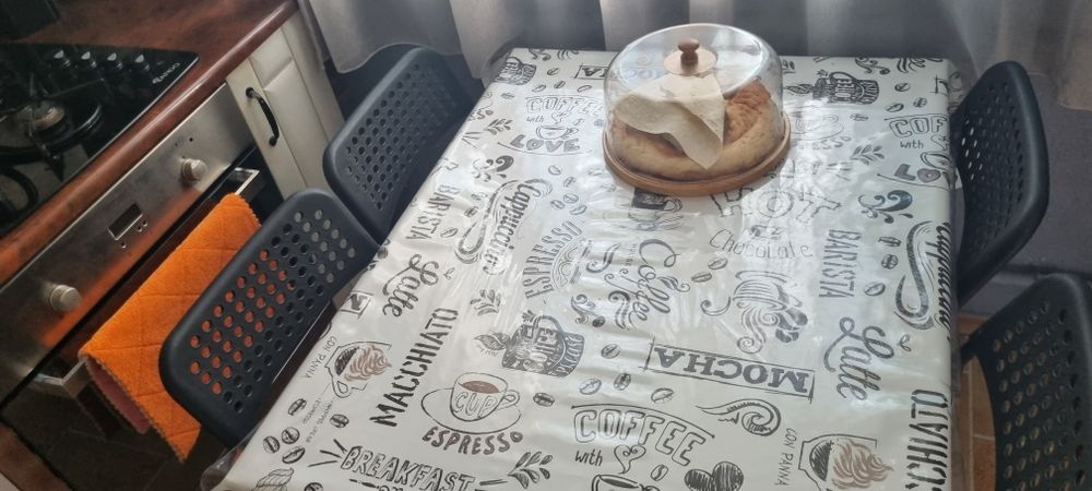 Продам стол Икеа и 4 стула.Все как на фото.