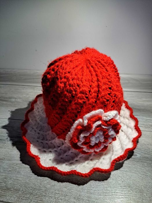 Ръчно плетена шапка двуцветна модел мартеница федора с голямо цвете