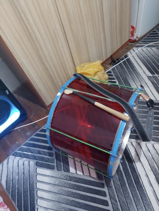 Тъпан червен има и палки