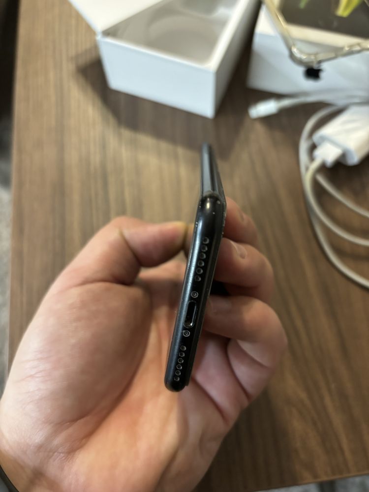 Продавам Iphone SE2020 64GB