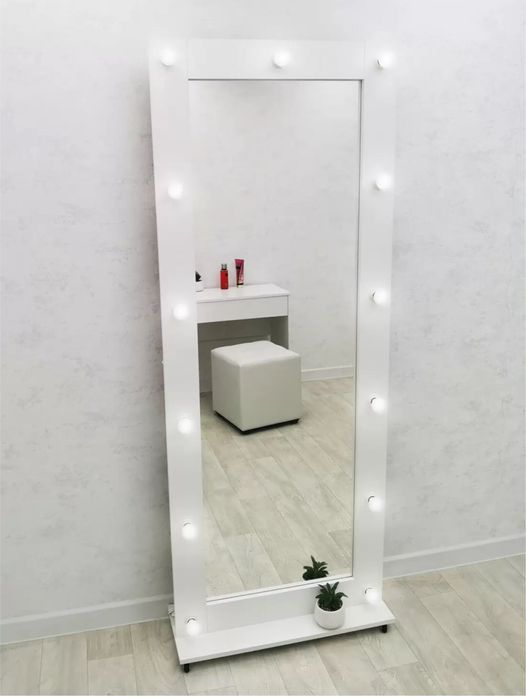 Продается зеркало с лампочками.