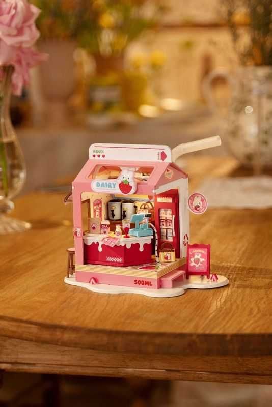 Миниатюрна къщичка Strawberry Milk Box – сладък DIY подарък за момиче