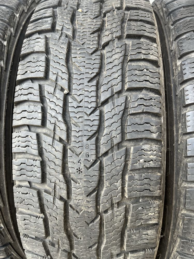 4 бр. гуми за бус 205/75/16C Nokian DOT 1419/2518 2x8 mm 2x6,5 mm