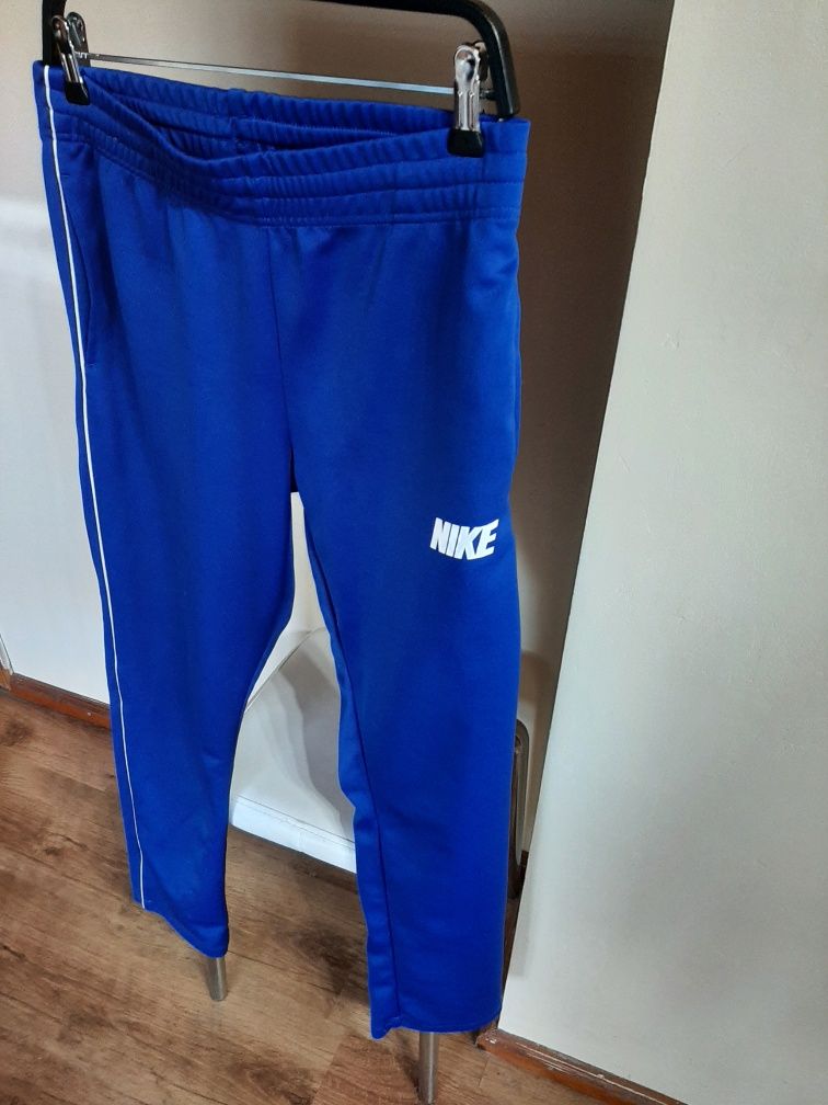Adidas, Nike, Uniqlo.