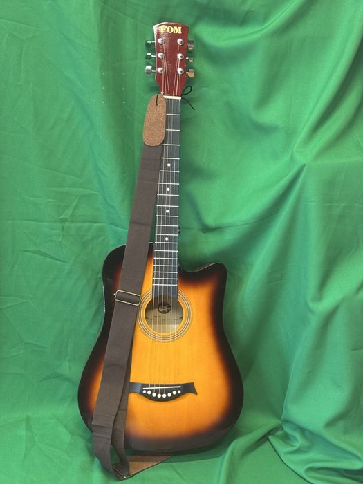 Гитара новая с ремешком