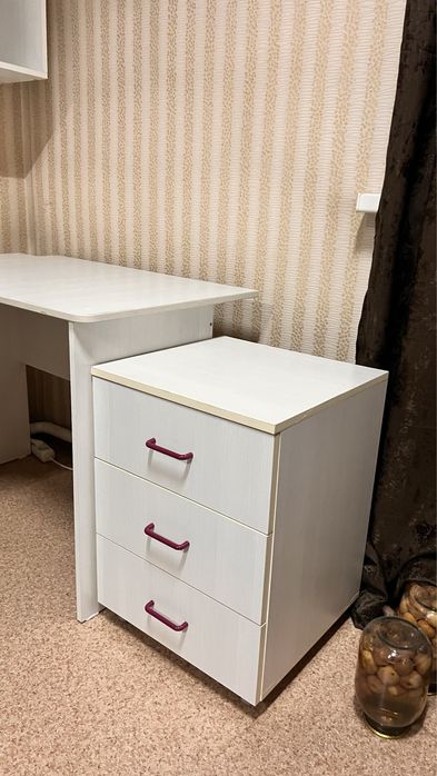 Тумба, стол, навесная полка