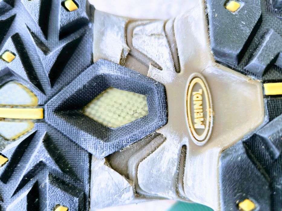 Ghete Lowa Goretex pt lucru talpă fisurată puțin