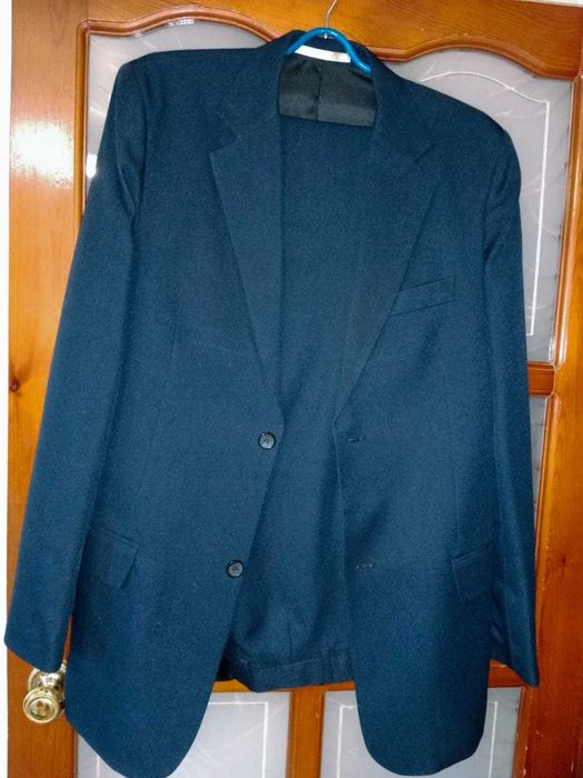 Продам новый классический темно-синий костюм