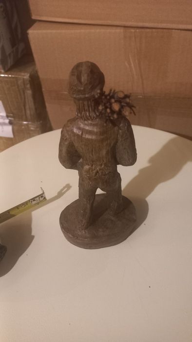 Статуетка на мъж с дърва на рамо