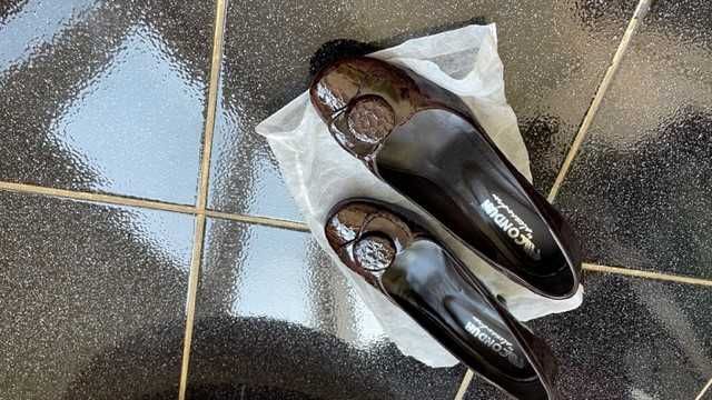 Pantofi lac de piele, Pulovere, bolerou, fuste, fete de masa crosetate