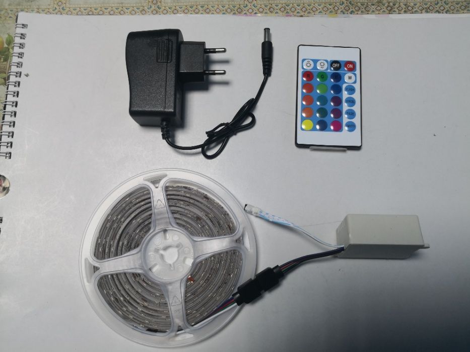 Rola leduri rgb multicolor 3 m sau 5 m cu alimentare si telecomanda
