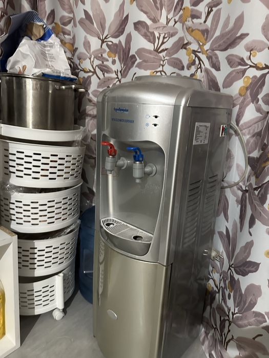 Кулер для воды, диспансер