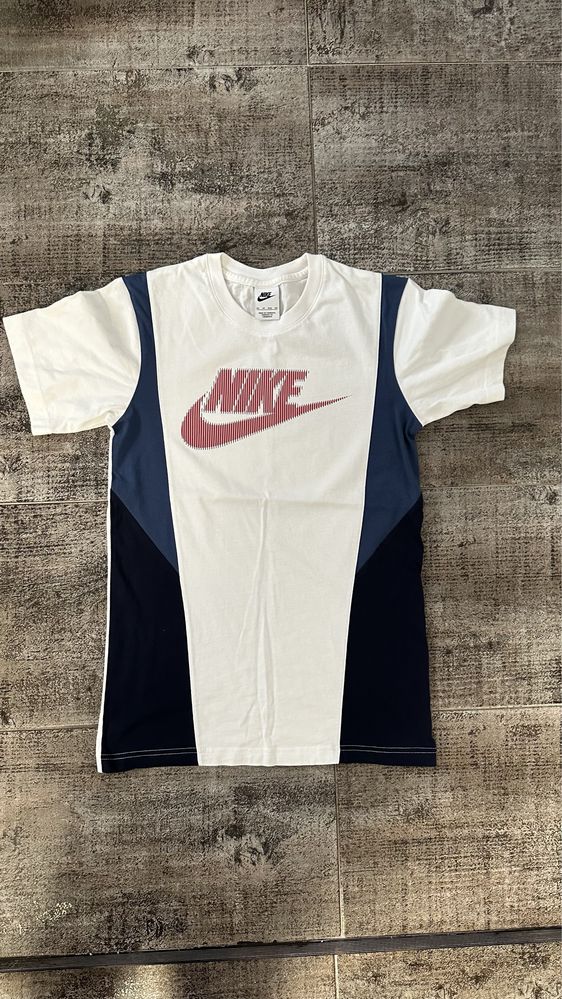 Tricou Nike marimea XS (fit S-M)