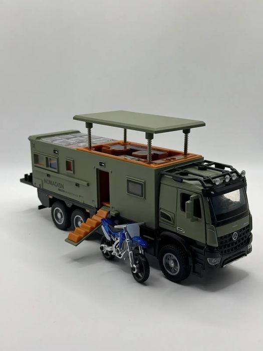 Камион кемпер метален (1:24) с отварящи се врати подвижен покрив