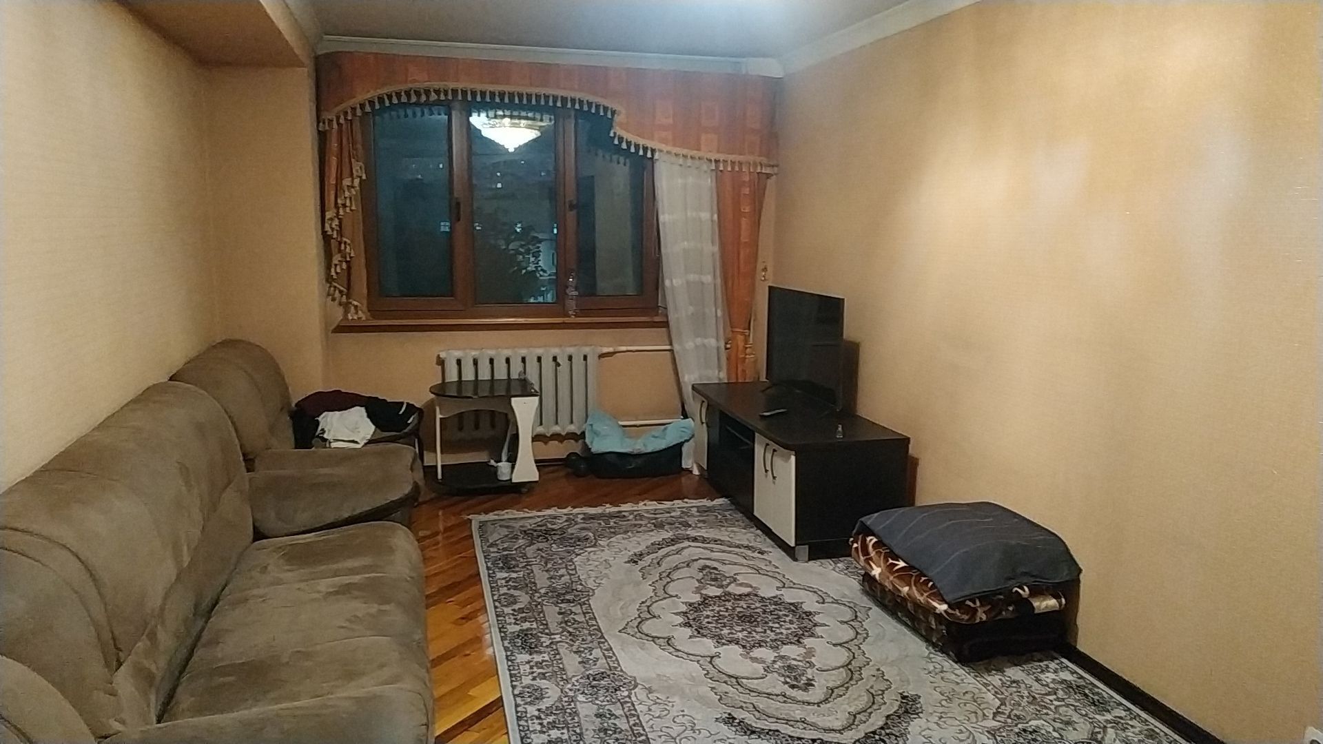 Ойбек метро. Birinchi rasmdagi  xonaga  2 ta o'g'il bolaga beriladi.