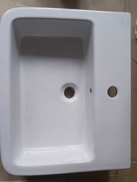 chiuvetă folosită, lavoar ceramic nou