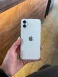 Продавам iphone 12, 64gb бял