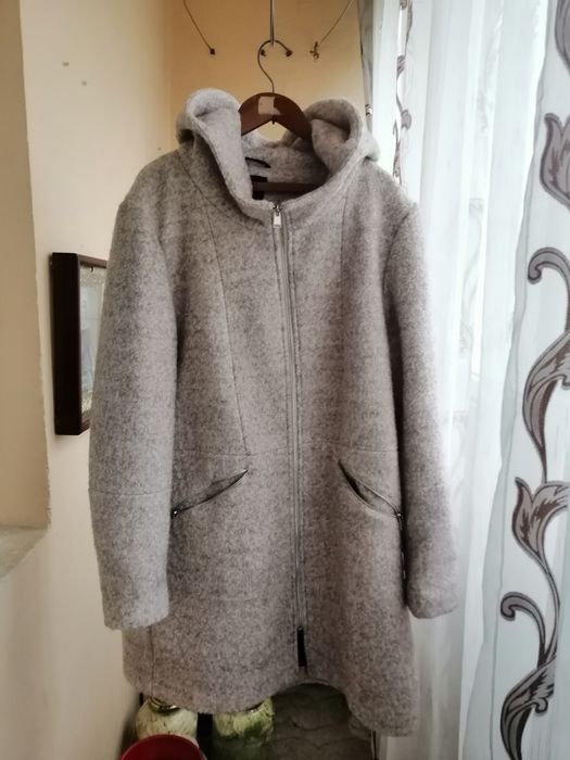 Vând fi urgent haina de stofa crem cu gluga , starefbuna