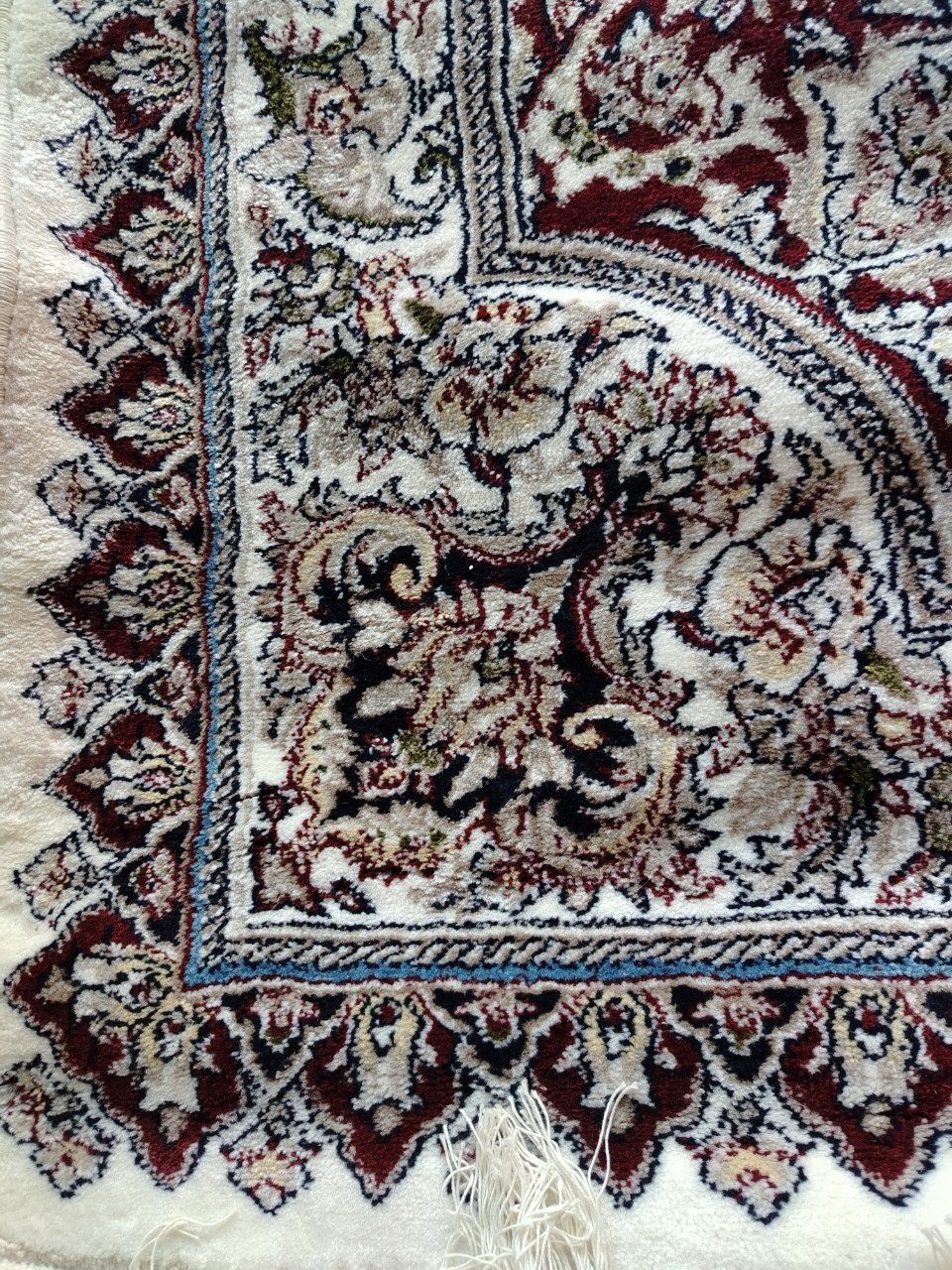 Yangi gilam sotiladi