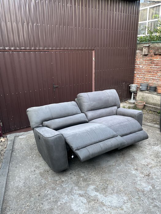 Vând Colțar Recliner, Acționat Electric, Model Deosebit și Modern