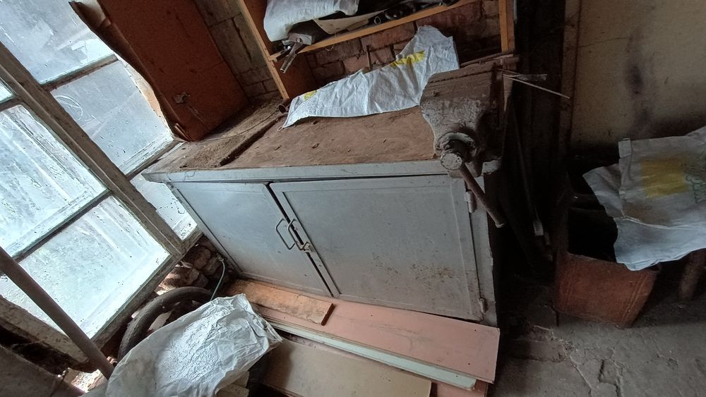 Метален шкаф с менгеме