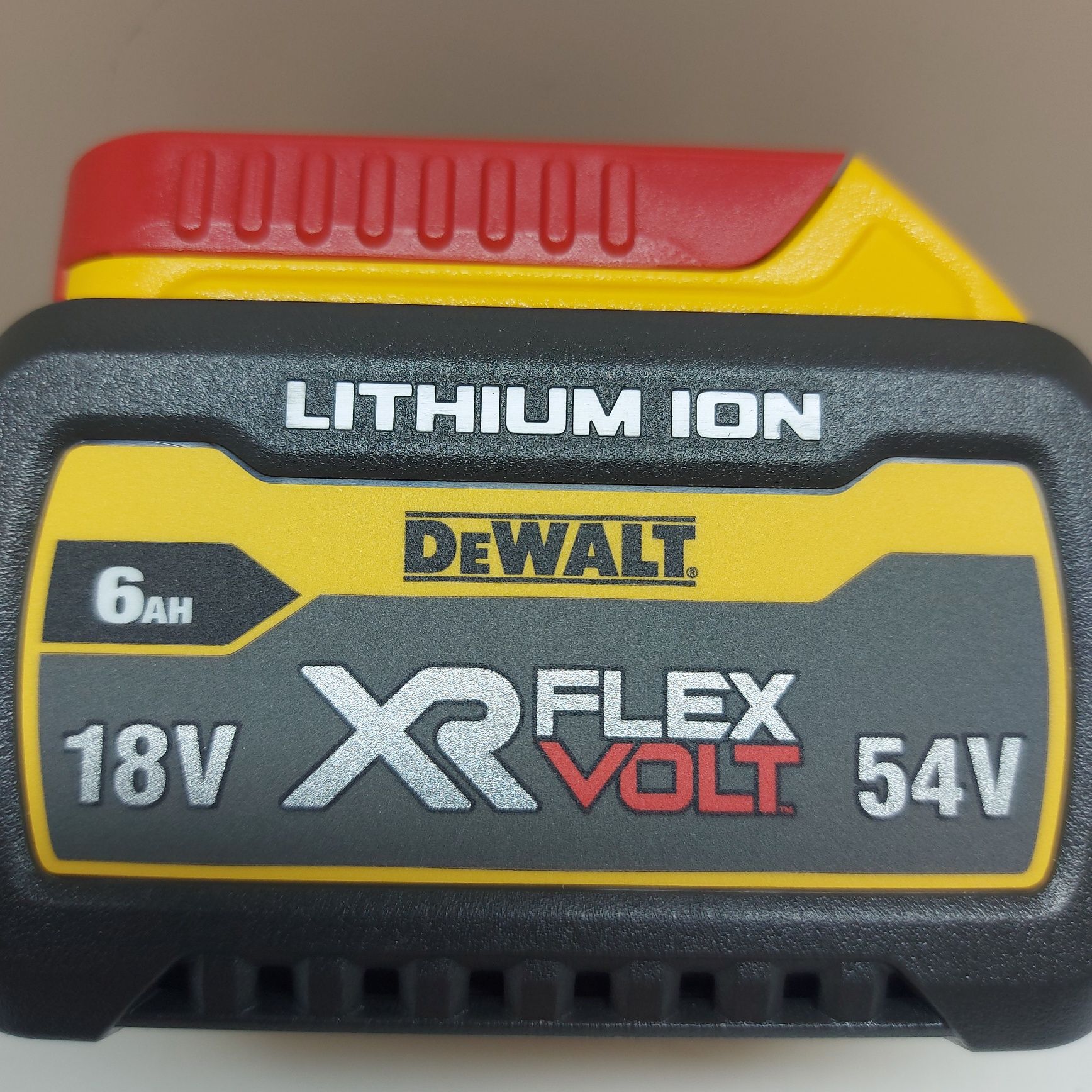Нови батерии Dewalt DCB546 6ah