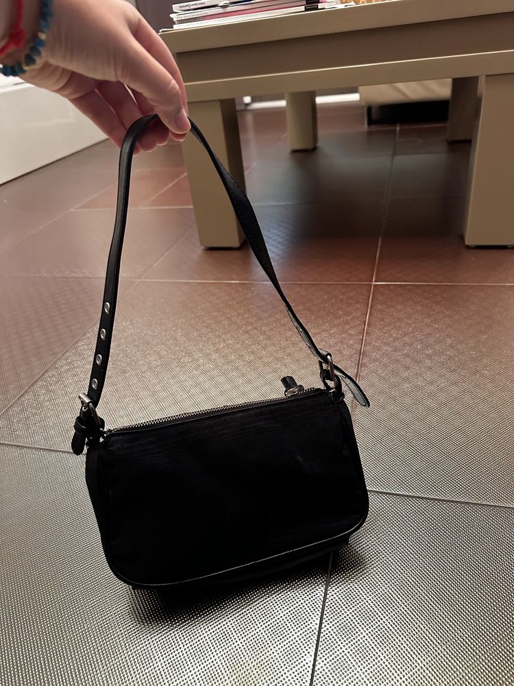 Малка дамска чанта с къса дръжка на Bershka