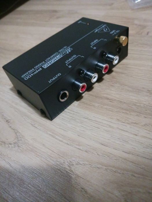 Vând preamplificator behringer pp400