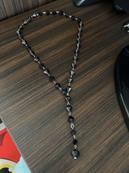 Vând coliere negre cu pandantive.