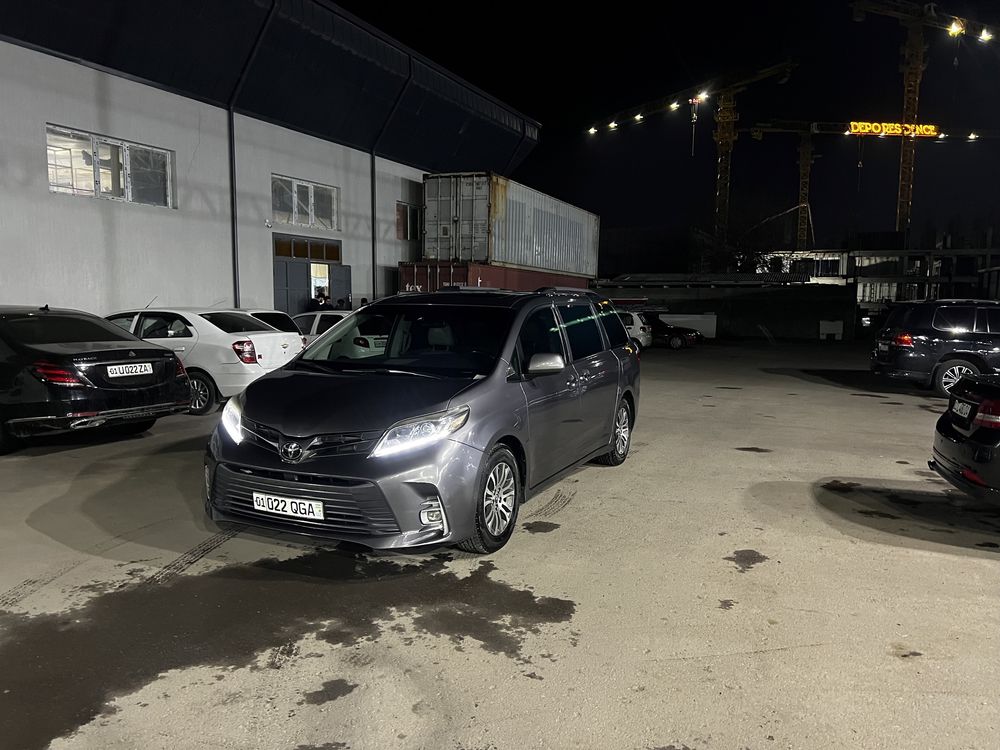 Toyota Sienna minivan XLE 2019