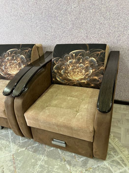 Диван и кресло.