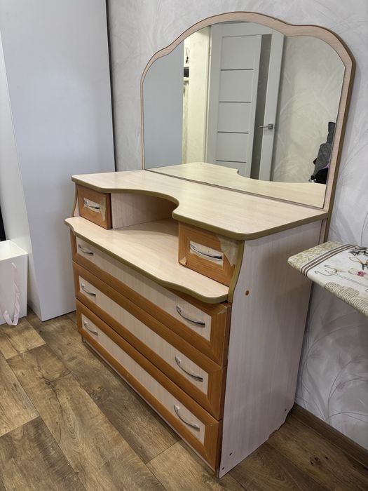 Продам трюмо / комод с зеркалом