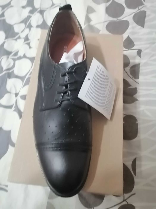 Обувки кожени черни на цвят.