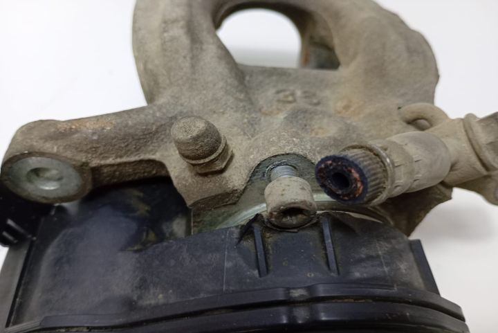 Etrier  dreapta spate cu prinderi motoraș rupte 32353310C Nissan X-T