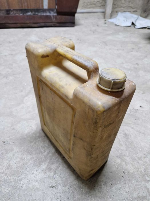 канистра пластиковая с крышкой для жидкостей, масла, воды и тд