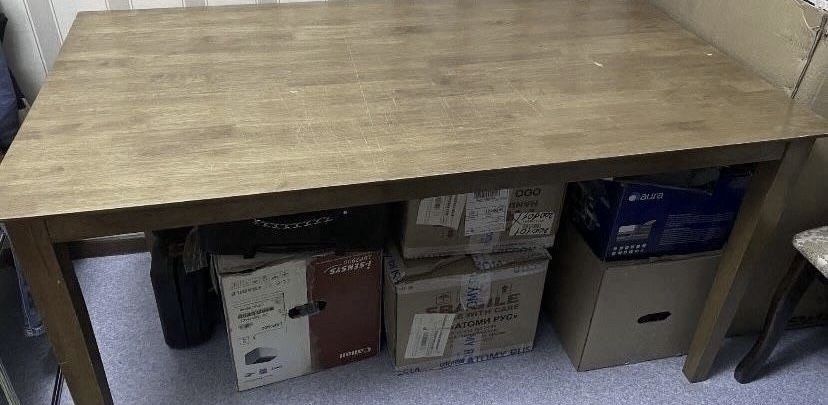 Стол 40000+1 стол подарок.Продается в связи с переездом.